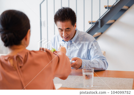 一起享用一頓飯的年長夫婦 104099782