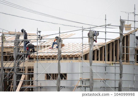 [Architectural image] Male worker working at a new construction site 104099998