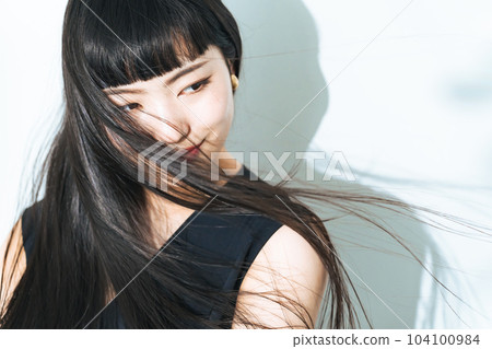 長頭髮隨風飄揚的女人護髮形象 104100984