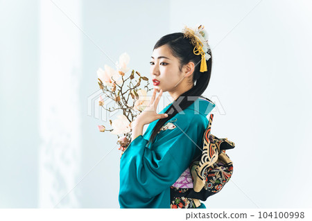 一個女人穿著 furisode 與鮮花的肖像 104100998
