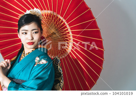 拿著日本傘的和服的婦女 拿著日本傘的和服的婦女 104101019