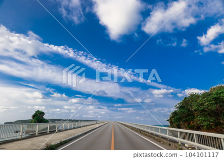 藍天和古宇利橋 藍天和古宇利橋 104101117