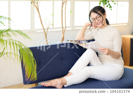 看小冊子的眼鏡的中間婦女 看小冊子的眼鏡的中間婦女 104101574
