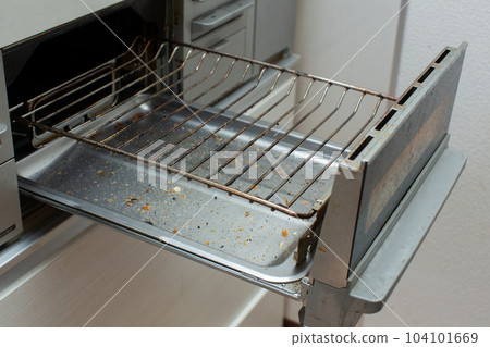Cleaning inside the grill 104101669