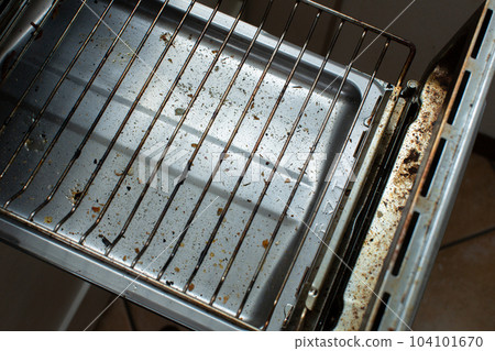 Cleaning inside the grill 104101670