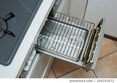 Cleaning inside the grill 104101672