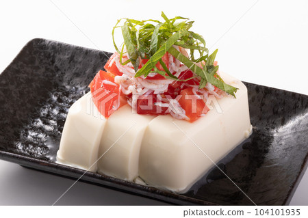 Cold tofu with tomato and boiled whitebait 104101935
