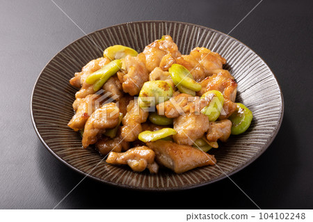 Stir-fried Broad Beans and Chicken with Oyster Sauce 104102248