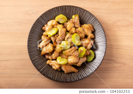 Stir-fried Broad Beans and Chicken with Oyster Sauce 104102253