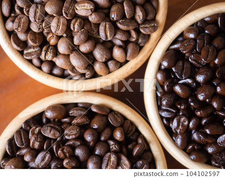 brown arabica coffee bean roast 3 level medium to dark different taste seed caffeine espresso drink food cafe beverage Chiang Rai, Thailand coffee on wooden table background top view selected focus 104102597
