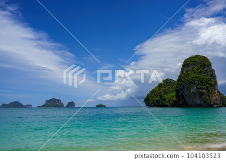 泰國南部的海灘、藍天和白雲(甲米府帕南海灘) 泰國南部的海灘、藍天和白雲(甲米府帕南海灘) 104103523