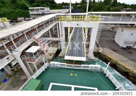 多雲的櫻島風景和櫻島渡口 多雲的櫻島風景和櫻島渡口 104103851
