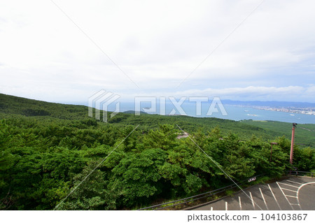 多雲的櫻島風景和櫻島渡口 多雲的櫻島風景和櫻島渡口 104103867