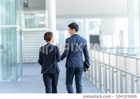 商務步行男女 104105089