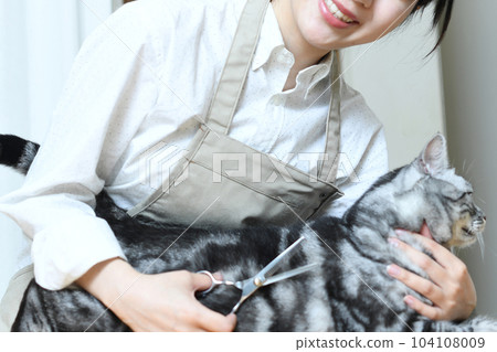 修剪女用剪刀修剪貓的外套 104108009