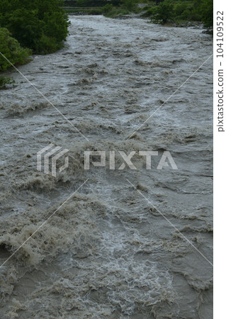 Kamanashi River swollen by heavy rain in Hakushu Town, Hokuto City 104109522