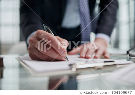 Hand makes notes on a paper notebook, close-up 104109677