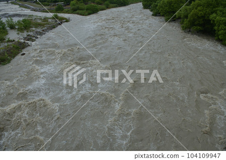 北斗市竹川町暴雨導致釜梨川暴漲 北斗市竹川町暴雨導致釜梨川暴漲 104109947