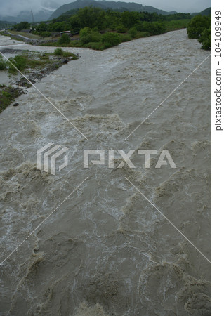 北斗市竹川町暴雨導致釜梨川暴漲 北斗市竹川町暴雨導致釜梨川暴漲 104109949
