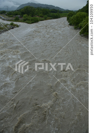 北斗市竹川町暴雨導致釜梨川暴漲 北斗市竹川町暴雨導致釜梨川暴漲 104109950