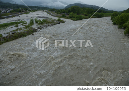 北斗市竹川町暴雨導致釜梨川暴漲 104109953