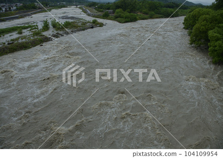 北斗市竹川町暴雨導致釜梨川暴漲 104109954