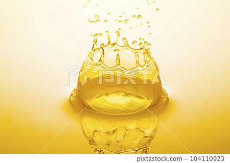 golden water crown 104110923
