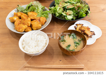 family dining table 104111815