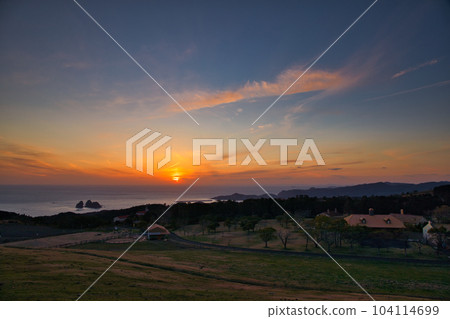 夕陽被美麗的輪廓和光的層次包裹 夕陽被美麗的輪廓和光的層次包裹 104114699