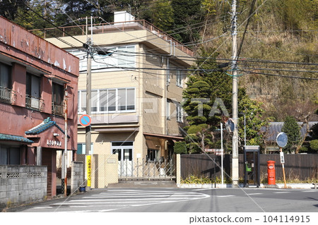 Scenery with a round mailbox in Sakura, Chiba (in front of Iwabuchi Yakuhin) 104114915