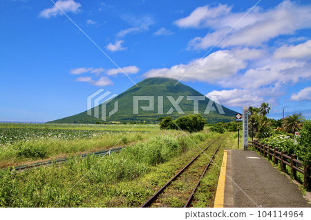 Kaimondake seen from Nishi-Oyama Station (Ibusuki City, Kagoshima Prefecture) 104114964