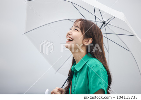 一個女人打著傘 104115735