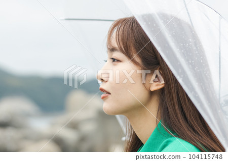 一個女人打著傘 104115748