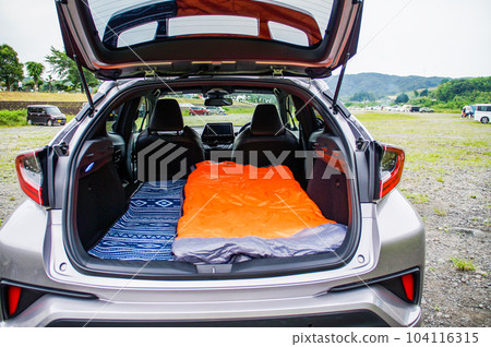 Sleeping in the car with a mat and sleeping bag 104116315