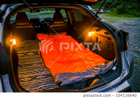 帶著墊子和睡袋睡在車裡 帶著墊子和睡袋睡在車裡 104116640