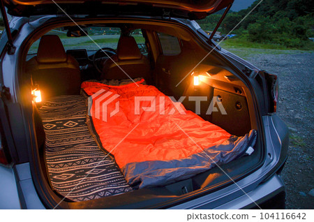 帶著墊子和睡袋睡在車裡 104116642