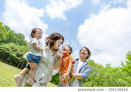 一家四口在公園廣場玩耍 一家四口在公園廣場玩耍 104116816