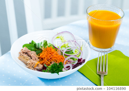 Salad of carrots, canned tuna, onion with carrot juice 104116890