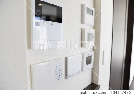 排列在房屋壁龕牆上的各種操作面板 104117450