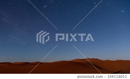 駱駝在摩洛哥撒哈拉沙漠徒步旅行 104118051