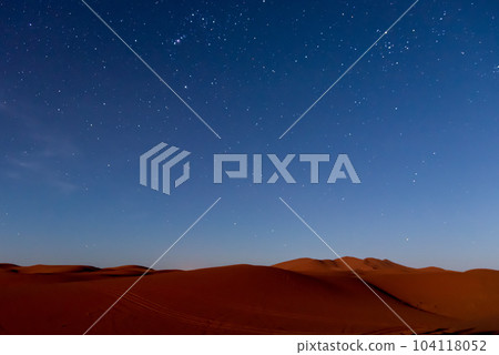 駱駝在摩洛哥撒哈拉沙漠徒步旅行 駱駝在摩洛哥撒哈拉沙漠徒步旅行 104118052