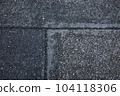 刻在粗糙瀝青上的 T 形邊界 104118306