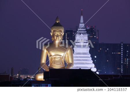 曼谷“Wat Pak Nam Pha Si Charoen”寺廟的白塔和巨型佛像 104118337