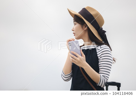 女孩旅行智能手機的形象 104118406