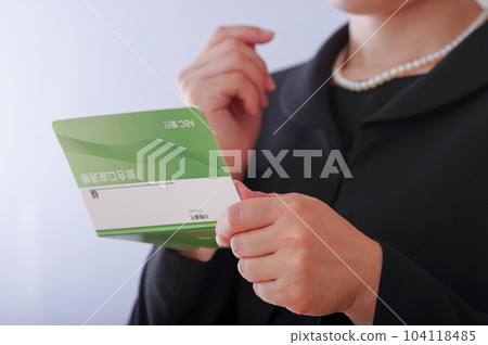 凝視存摺的喪服的婦女 凝視存摺的喪服的婦女 104118485