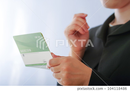凝視存摺的喪服的婦女 凝視存摺的喪服的婦女 104118486