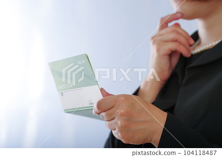 凝視存摺的喪服的婦女 凝視存摺的喪服的婦女 104118487