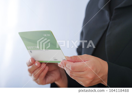 凝視存摺的喪服的婦女 凝視存摺的喪服的婦女 104118488