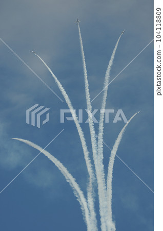 Blue Impulse以藍天為背景單獨飛行 104118809