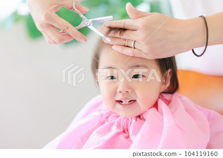 微笑的寶寶第一次理髮 104119160